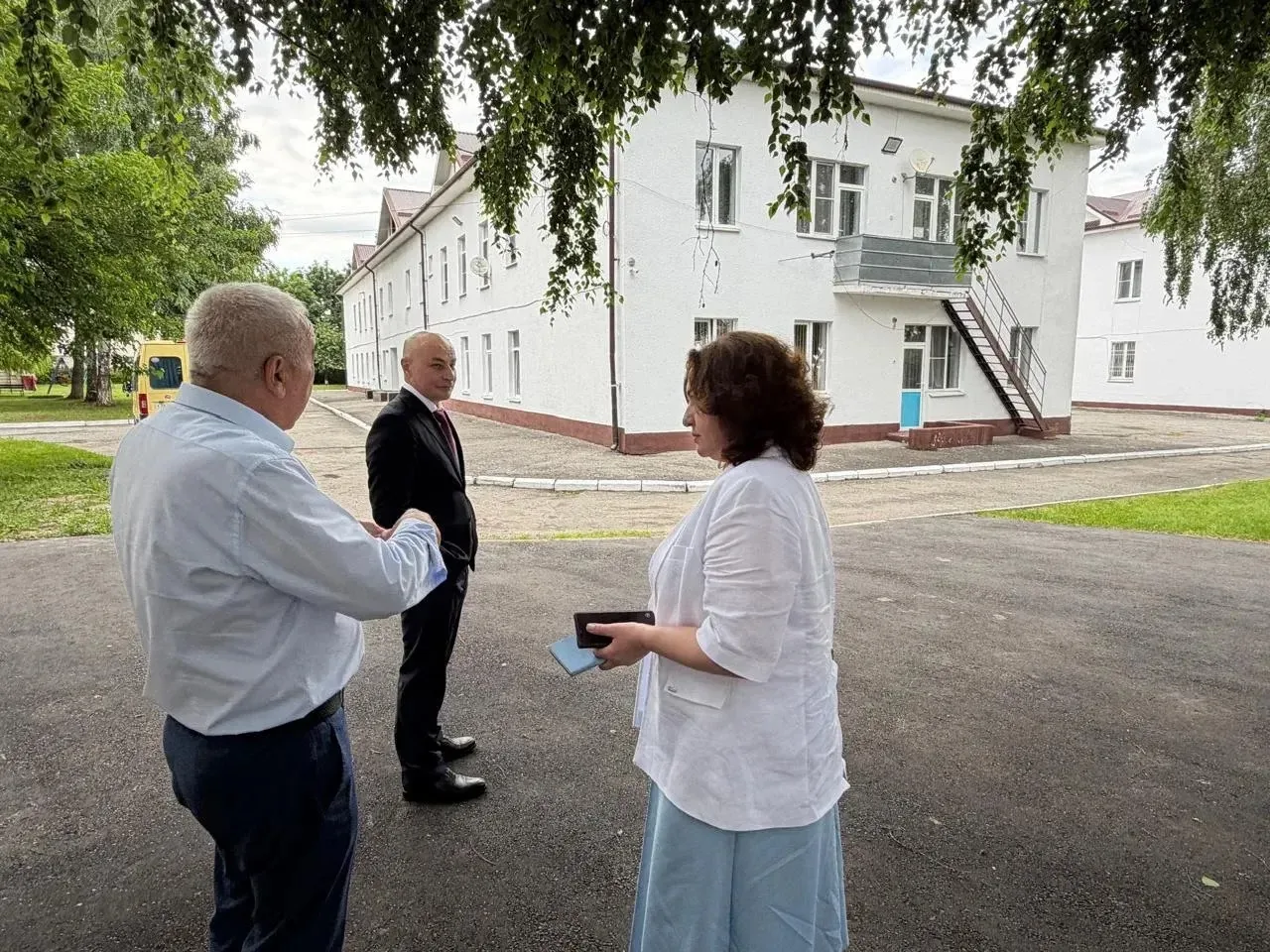 Также в День социального работника министр труда и социальной защиты КБР Тахир Тогузаев посетил ГКУ 