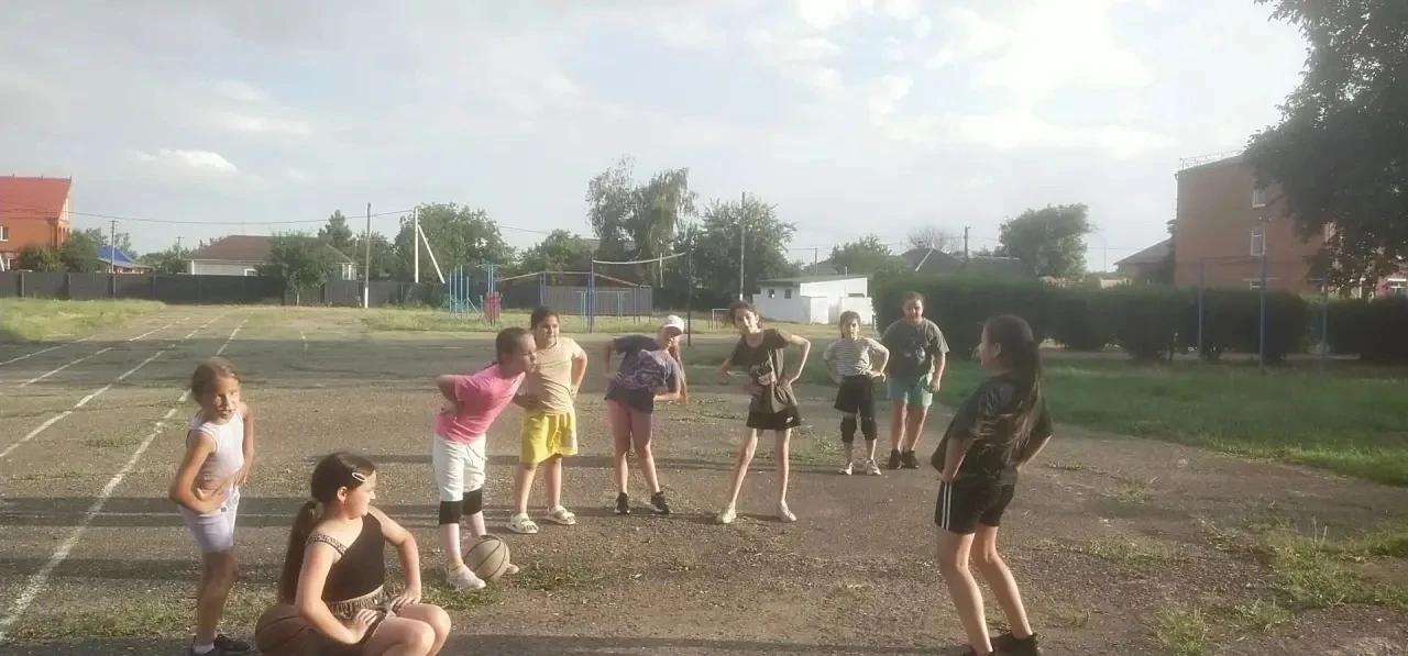 🔥 Сегодня на вечерней площадке «Баскетбол» в МБОУ СОШ 20 было жарко!
Начали, как всегда, с активной