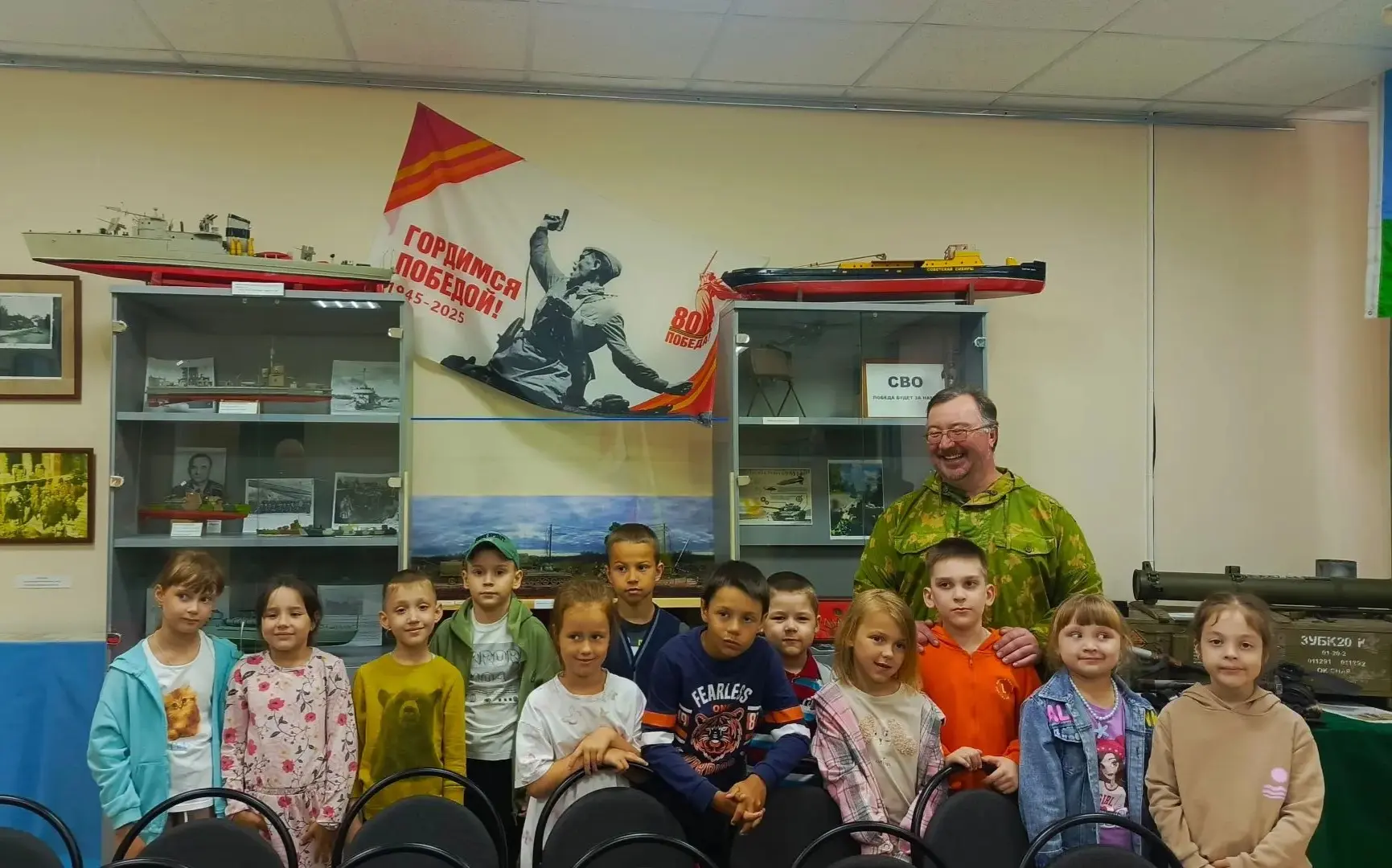 Сегодня ребята вместе с педагогом Синяевой Н.Н. смастерили забавные поделки из бумаги "Петушок". 👍�