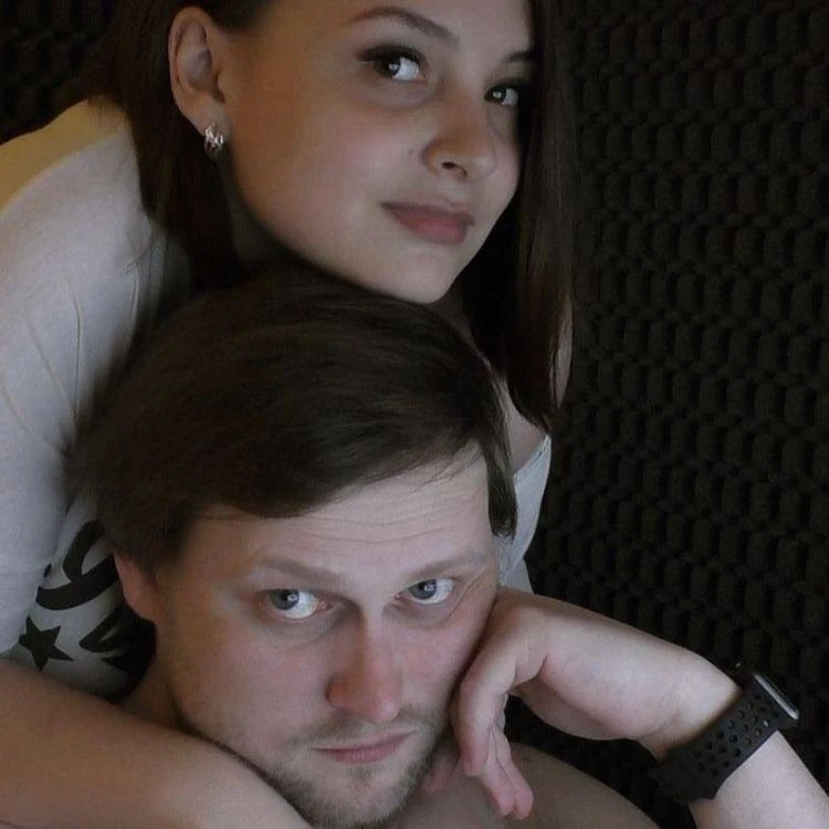 Дмитрий Куплинов и Катя отмечают 12 лет отношений 😳
😘 — очень милая пара!
👍 — поздравляю их