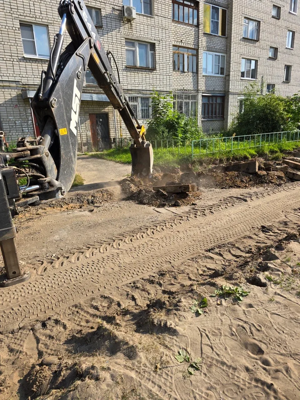 На Больничном 4 в Покрове стартовал ремонт: обсудили парковки и лавочки с жителями

Вместе с коллега