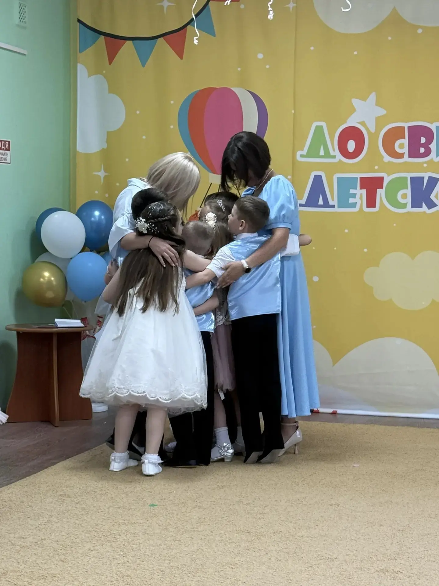 Вот и пролетели эти незабываемые годы... 

Выпускной в 1 корпусе состоялся!

Кажется, только вчера м