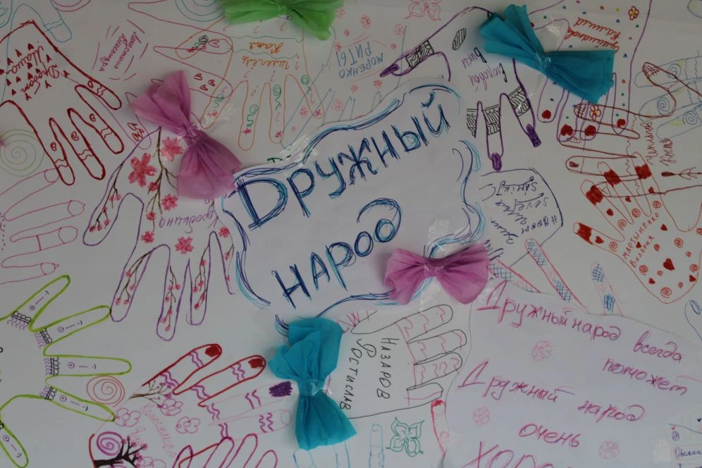 Отрядные уголки в детском оздоровительном лагере «Дружба» — это специальные оформленные пространства