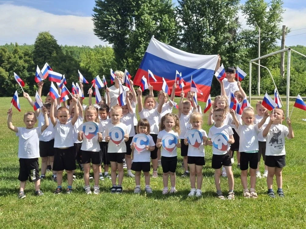 🇷🇺  ПАТРИОТИЧЕСКИЙ ФЛЕШМОБ "Россия в нашем сердце!» 
      Именно так воспитанники и педагоги МБДО