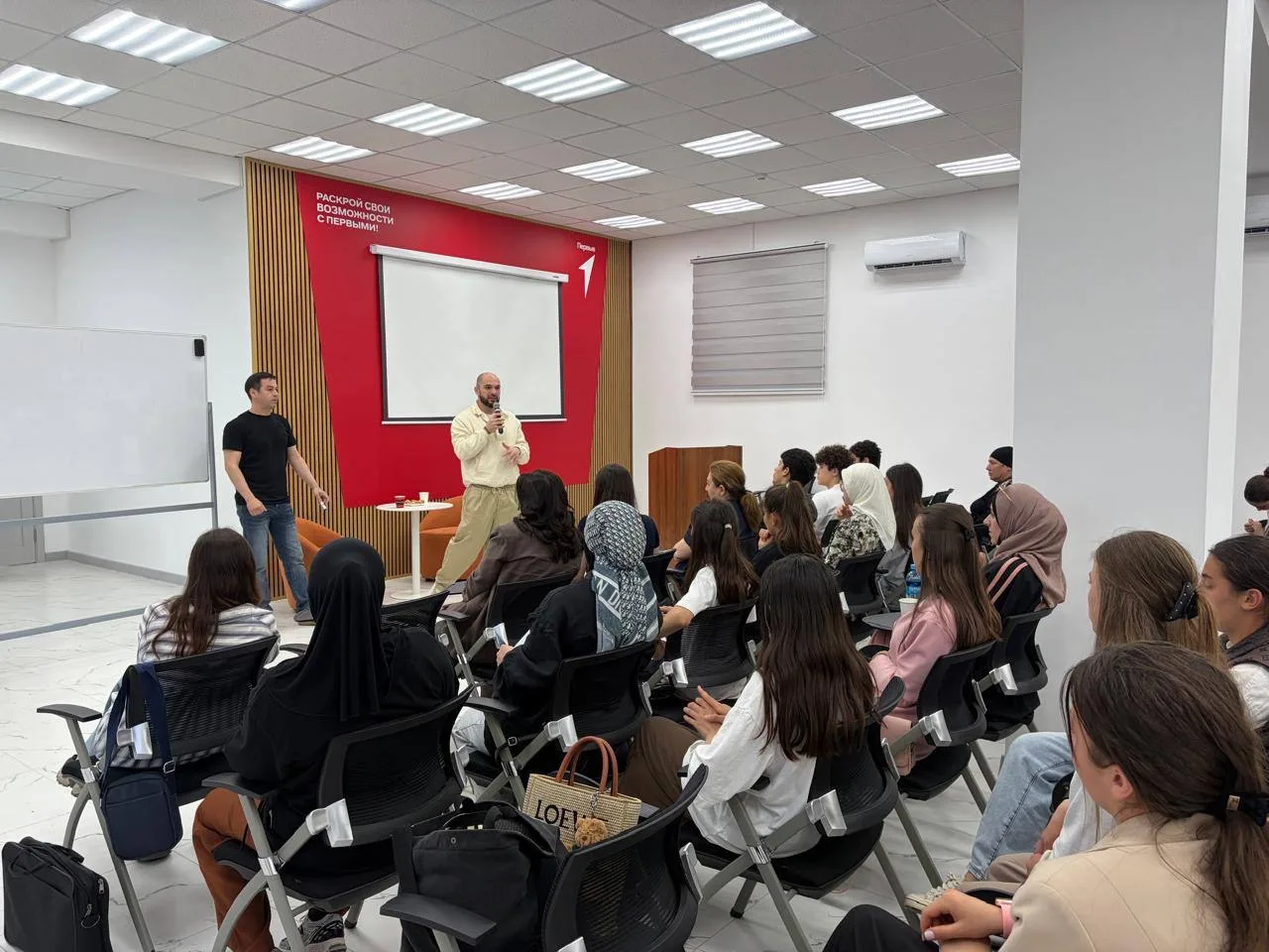 📃21 мая на площадке Молодёжного центра Дербента состоялся мастер-класс по основам игры в КВН. Мероп