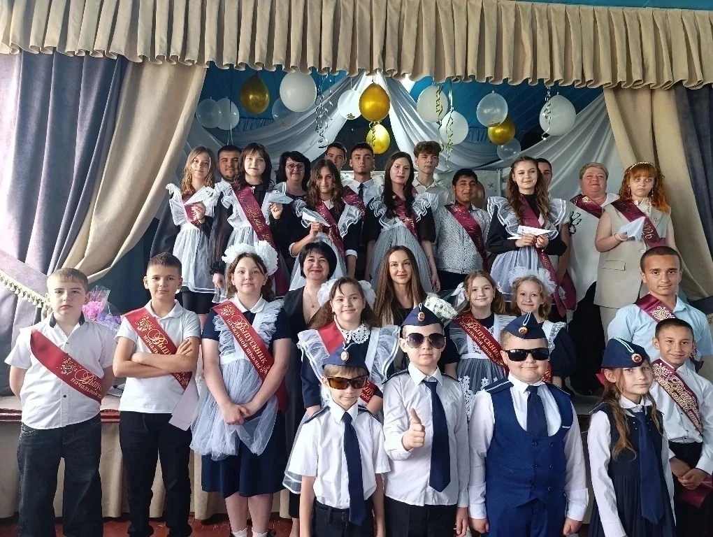 🌟 Последний звонок в ГБОУ ЛНР Изваринский УВК 19 🌟

Сегодня, в нашем учебном заведении прошло неве