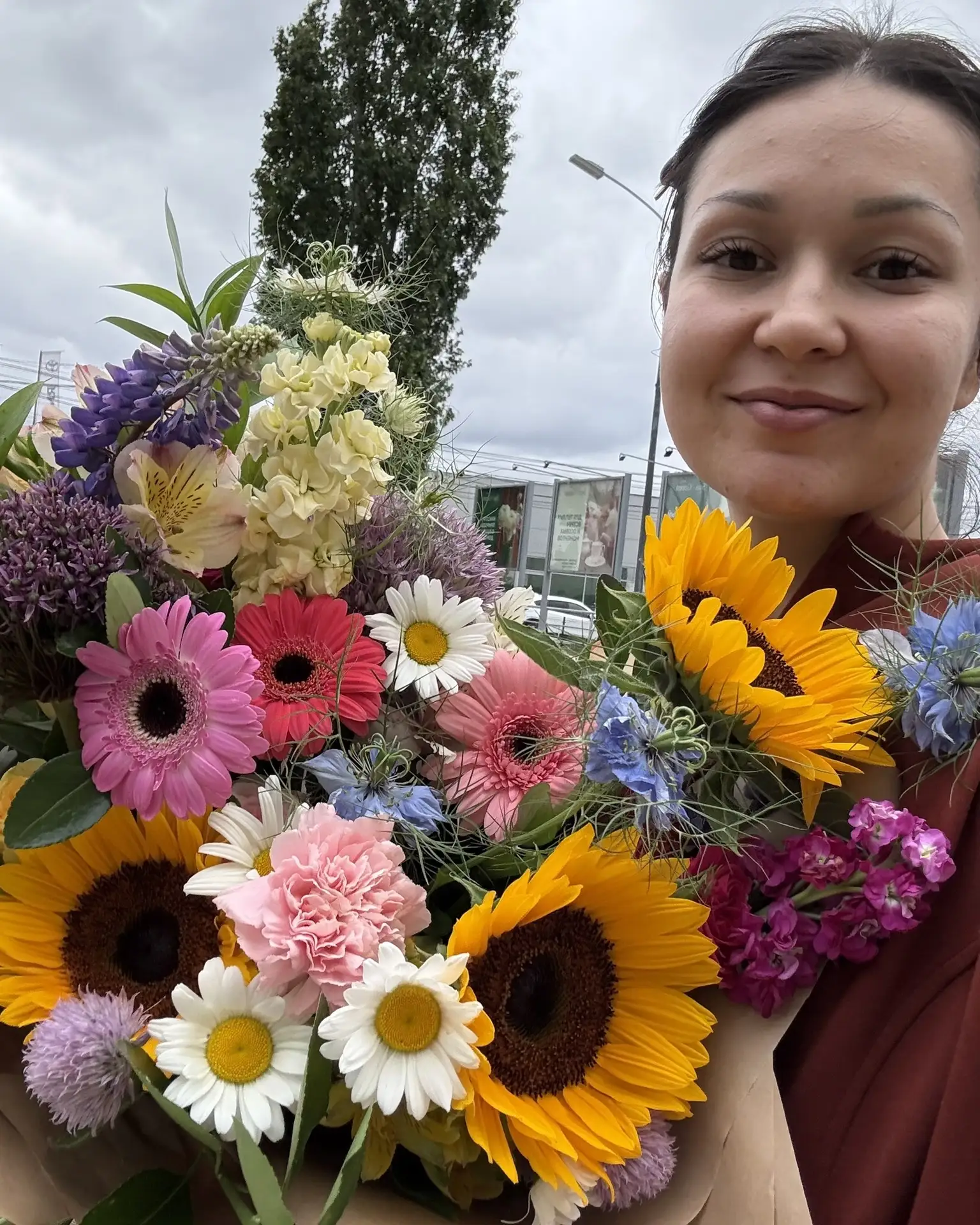 решила сегодня порадовать свою маму и подарить ей букетик🌻

а давайте, тот кто угадает стоимость бу