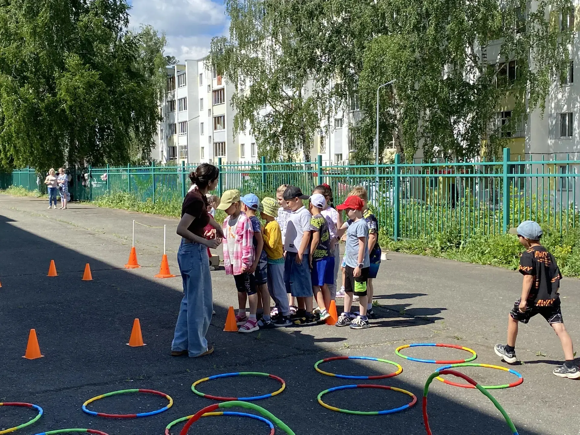 В нашем пришкольном лагере "Юный челнинец" прошёл насыщенный и праздничный день, посвящённый Дню Рос