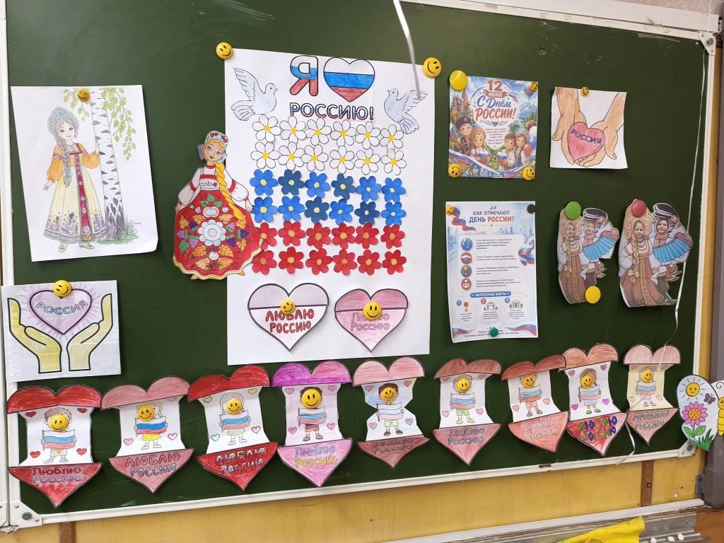 🖍 Воспитанники лагеря подготовили тематические рисунки ко Дню России. Дети вложили душу в каждую ра
