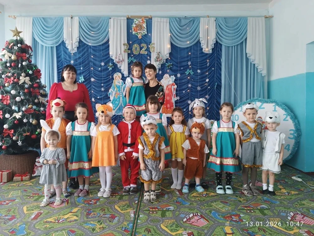 Снова водим хоровод,
Здравствуй, старый Новый год!
Поздравляем всех людей,
Взрослых, маленьких детей