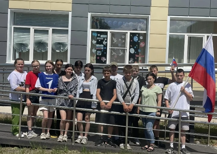 Акция "Окна России"🇷🇺
🎈В преддверии Дня России, который отмечается 12 июня, активисты Движения Пе