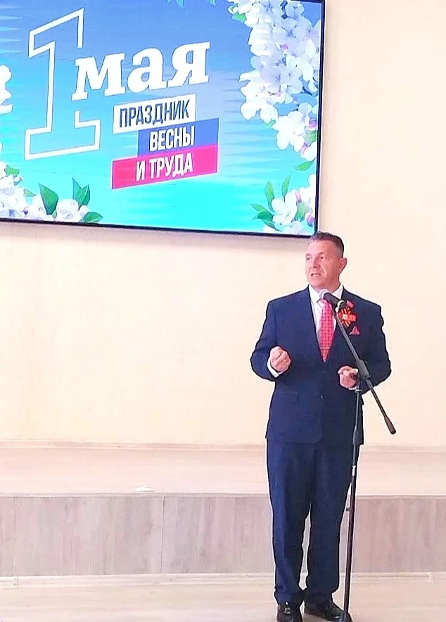 Сегодня в малом зале районного Дворца культуры прошёл концерт, посвящённый Первому мая. 

Председате
