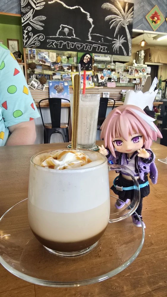 Astolfo снова ест. В этот раз близ 
Sunayama beach

А кафешка называется Sunayama cafe 

Миякодзима 