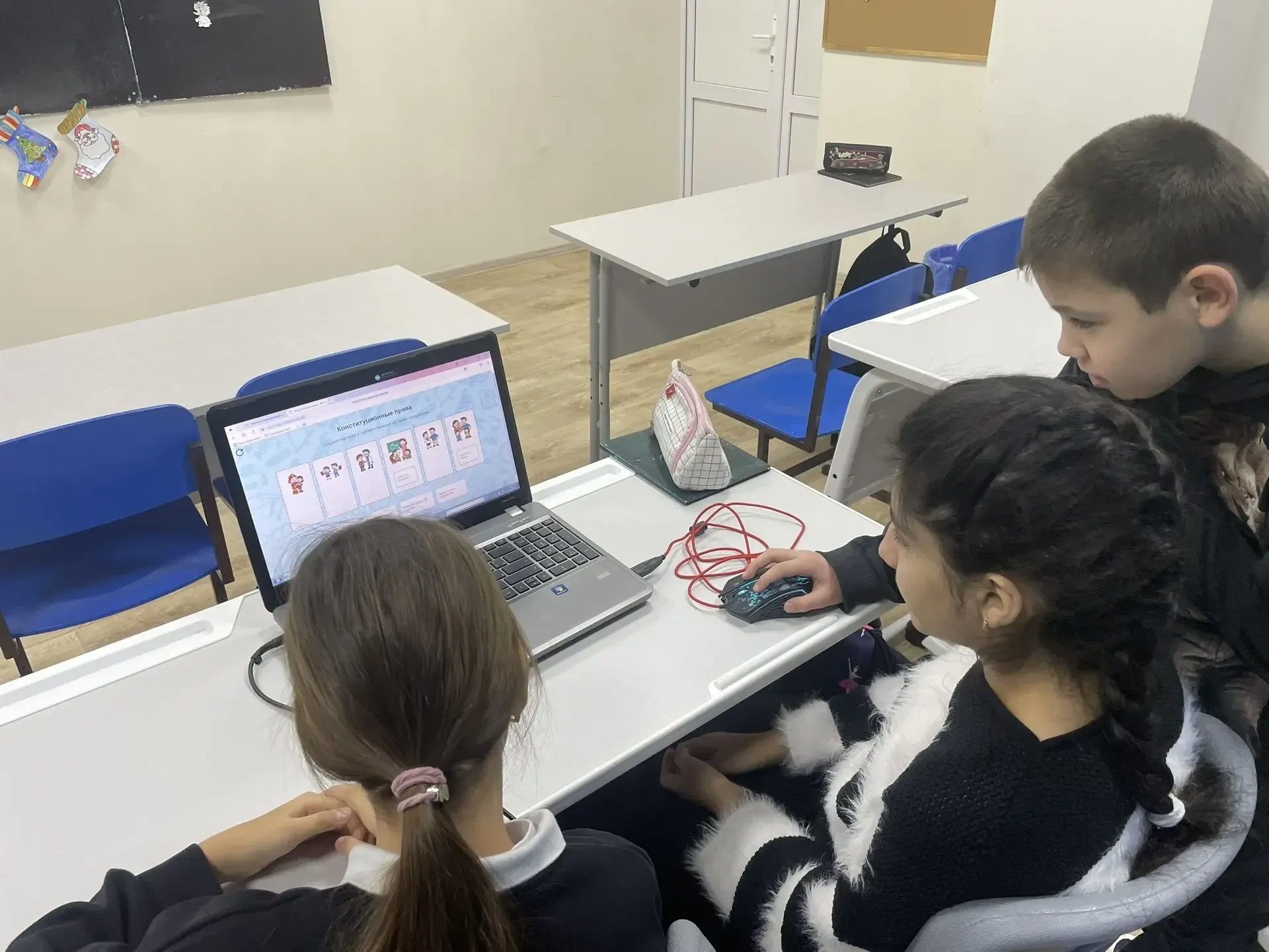 Доброе утро! Уважаемые родители!
На этой неделе в школе прошла линейка, право поднять флаг России бы