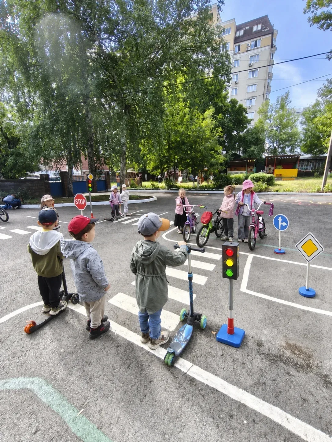 Крути педали с пользой! Международный день велосипеда в нашем саду 🚴‍♀️

Сегодня в нашем детском са