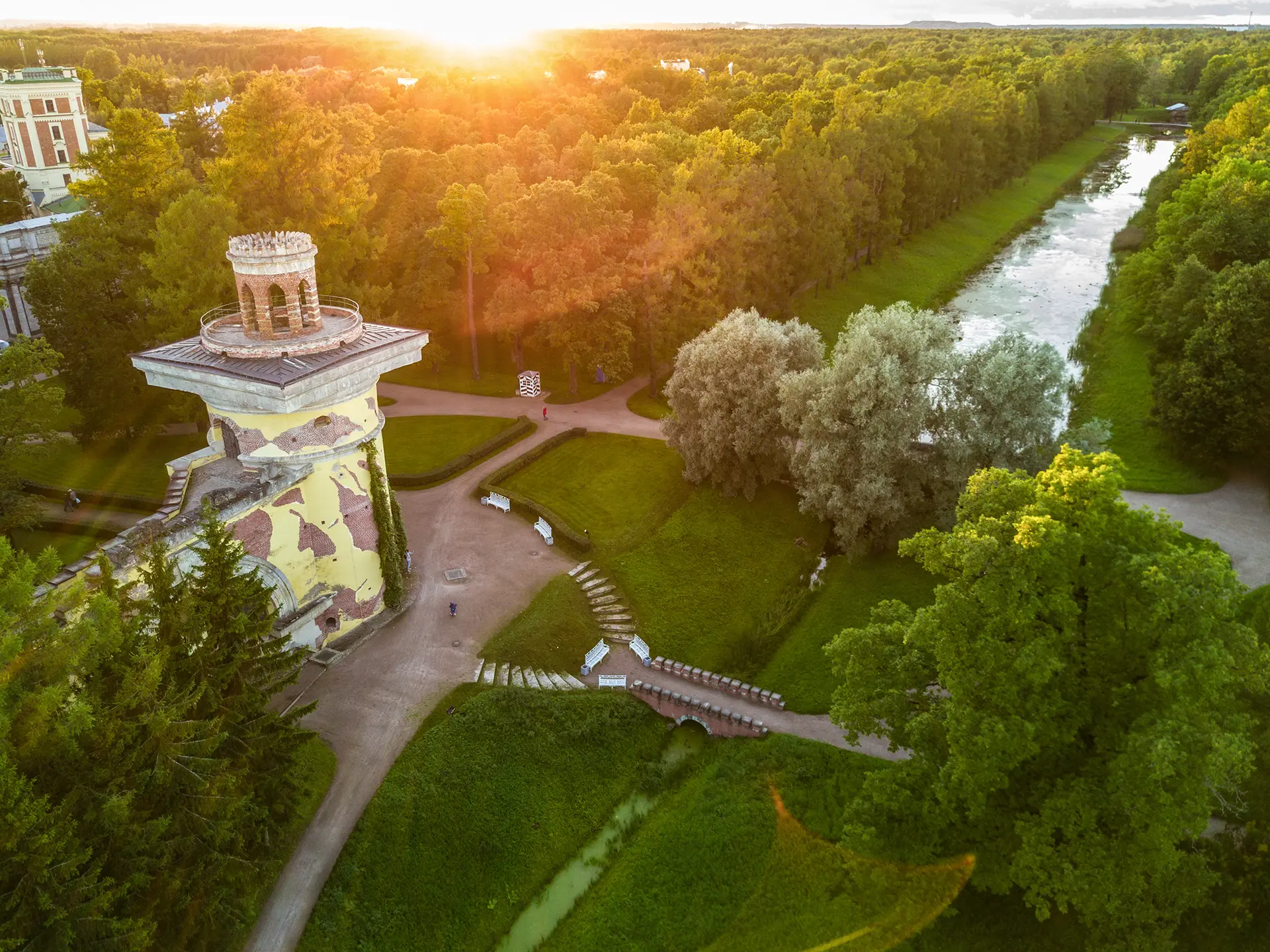🏛 Павильон. Башня-руина

Сегодня наша героиня – Башня-руина в Екатерининском парке.
Ровно 255 лет н