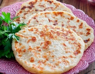 Лепешки с сыром на сковороде
Подруга дала рецепт, сегодня с утра я испекла.

Ингредиенты:
кефир – 1 