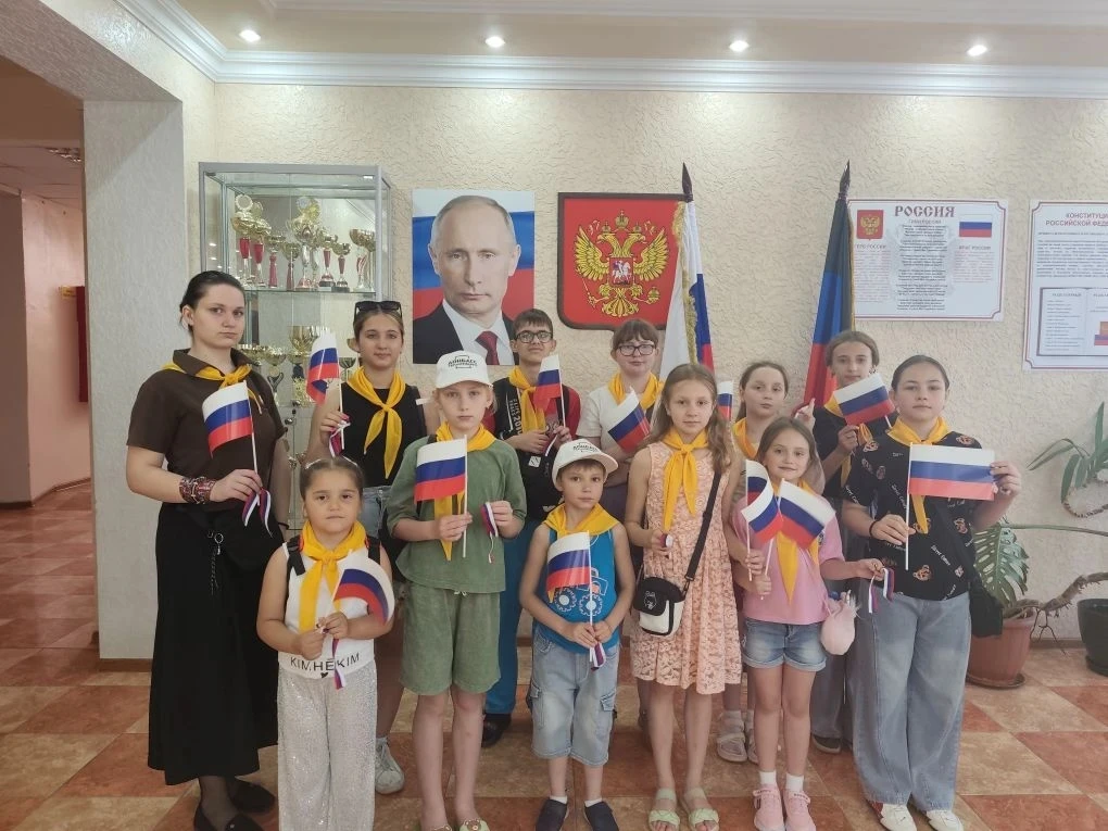 Восьмой день в пришкольном лагере: Путешествие в мир искусства и патриотизма
Восьмой день нашего ярк