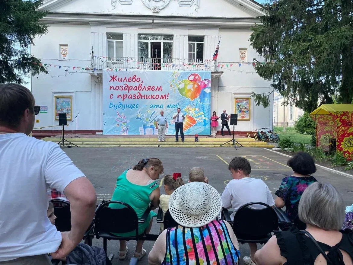 ЖИЛЁВО. С праздником, с Днём посёлка!
Поздравил с Днём посёлка жителей и гостей Жилёво городского ок