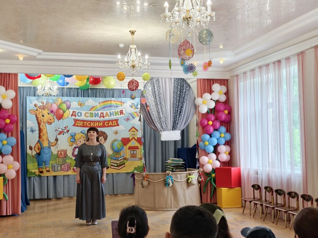 Вот и пролетели дошкольные годы! Наши малыши группы  №3 теперь выпускники детского сада. ✨
Впереди —