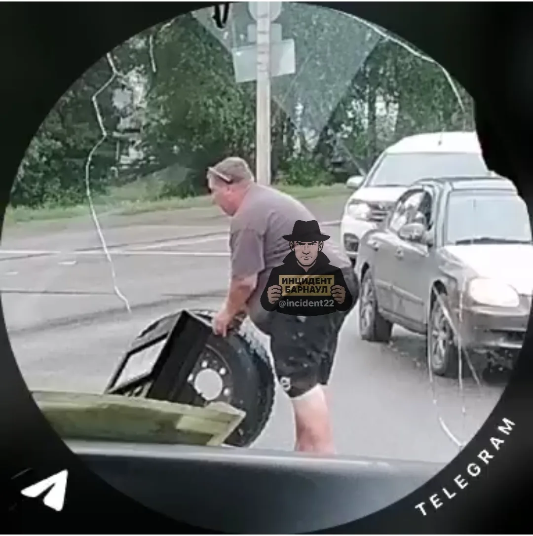🚨 На Павловском тракте у автобуса отвалилось колесо и попало во встречную машину

Сегодня на Павлов