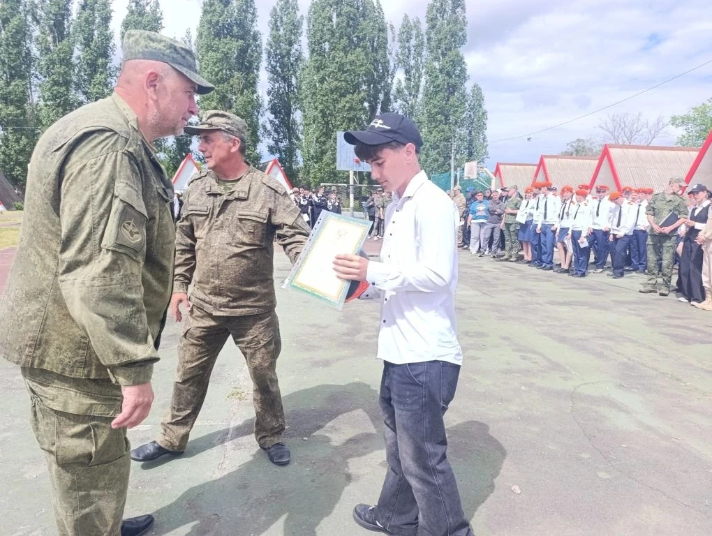В начале лета обучающиеся 8-х классов успешно проявили себя в лагере "Солнечный", где прошла оборонн
