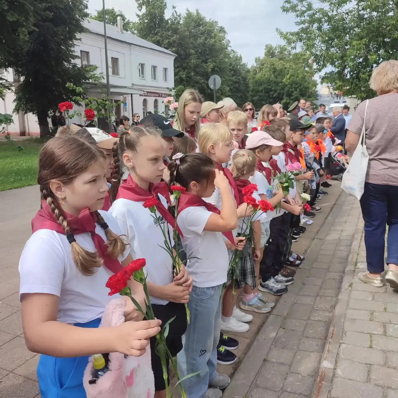Сегодня, 22 июня, ребята из лагеря "Веселая планета"  побывали на митинге у мемориала павшим в Велик