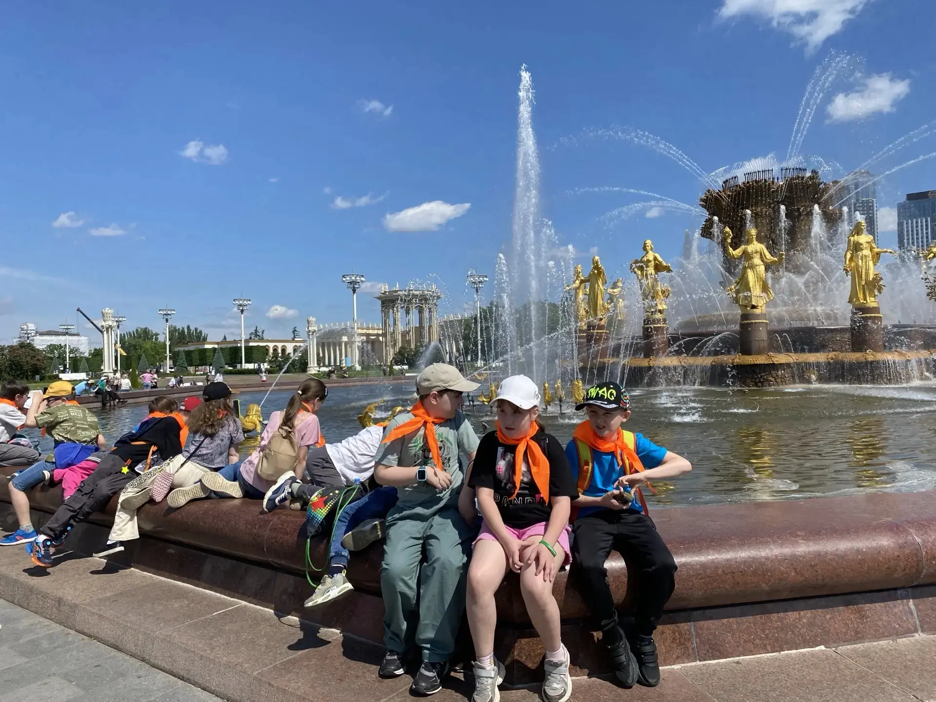 НА ВОЛНЕ ПОЗИТИВА

📝  "В четверг четвёртого числа в четыре с четвертью часа..." 
Эта детская считал