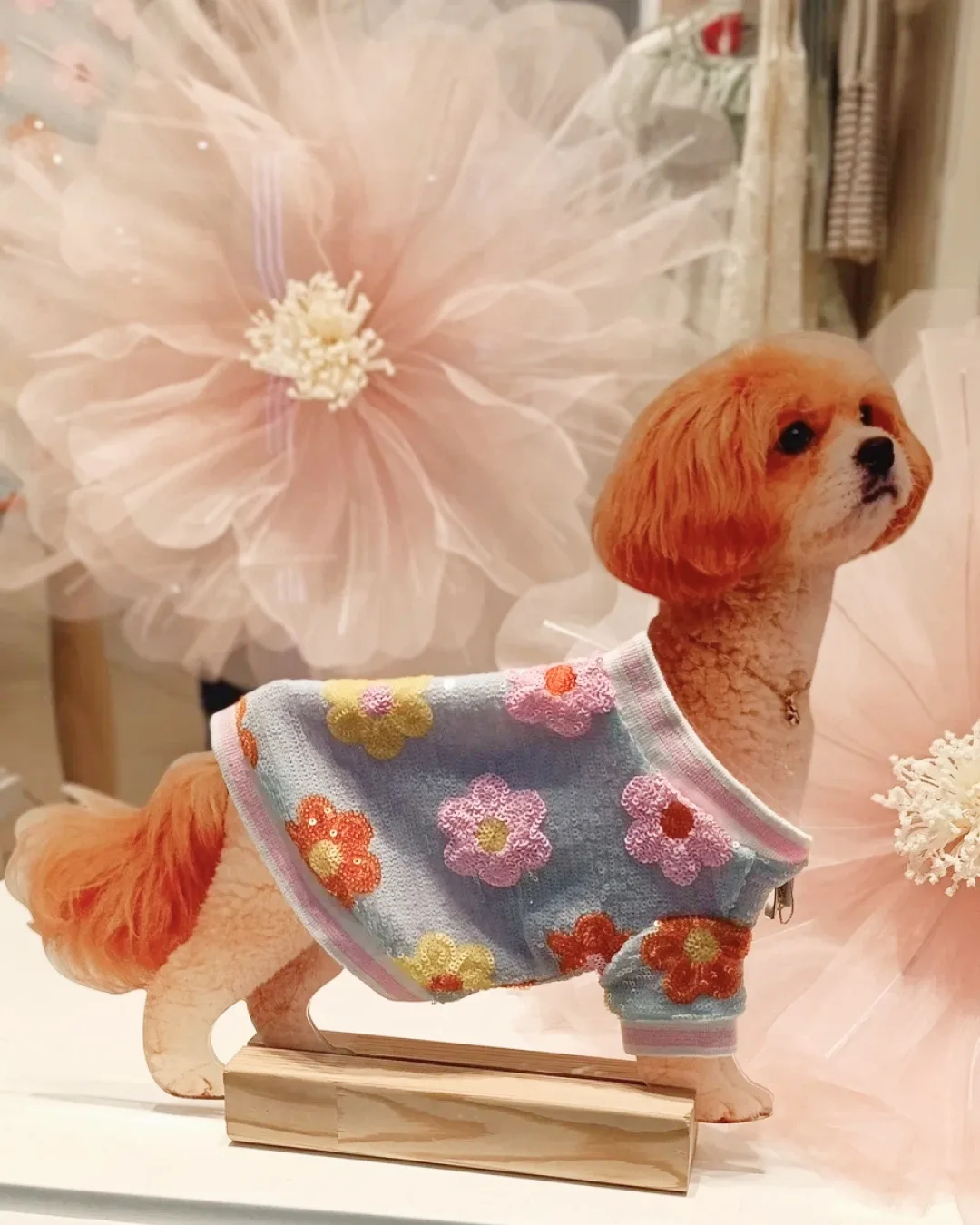 В магазинах Choupette – новый «консультант» 😁
🐕 Он первым встречает гостей, внимательно изучает но