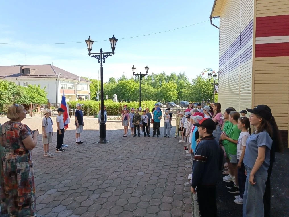 В лагере «Мы творческое братство» прошло торжественное открытие смены.

Утром ребята вынесли флаг. З