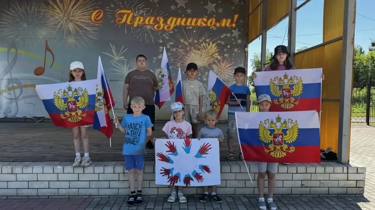 🇷🇺 🌸 Акция «Цветок ЕДИНСТВА» в Тростянском  Центре культуры 🇷🇺 🌸 

В преддверии главного празд