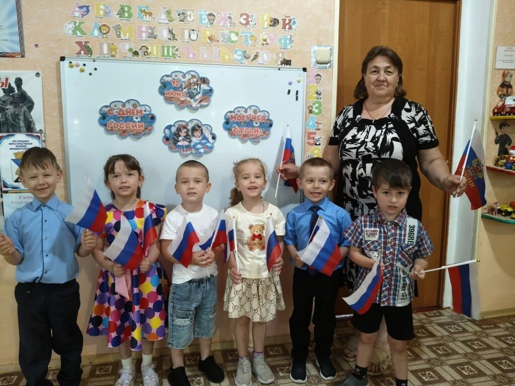 🇷🇺🇷🇺🇷🇺В преддверии Дня России в старшей группе нашего детского сада прошло тематическое заняти