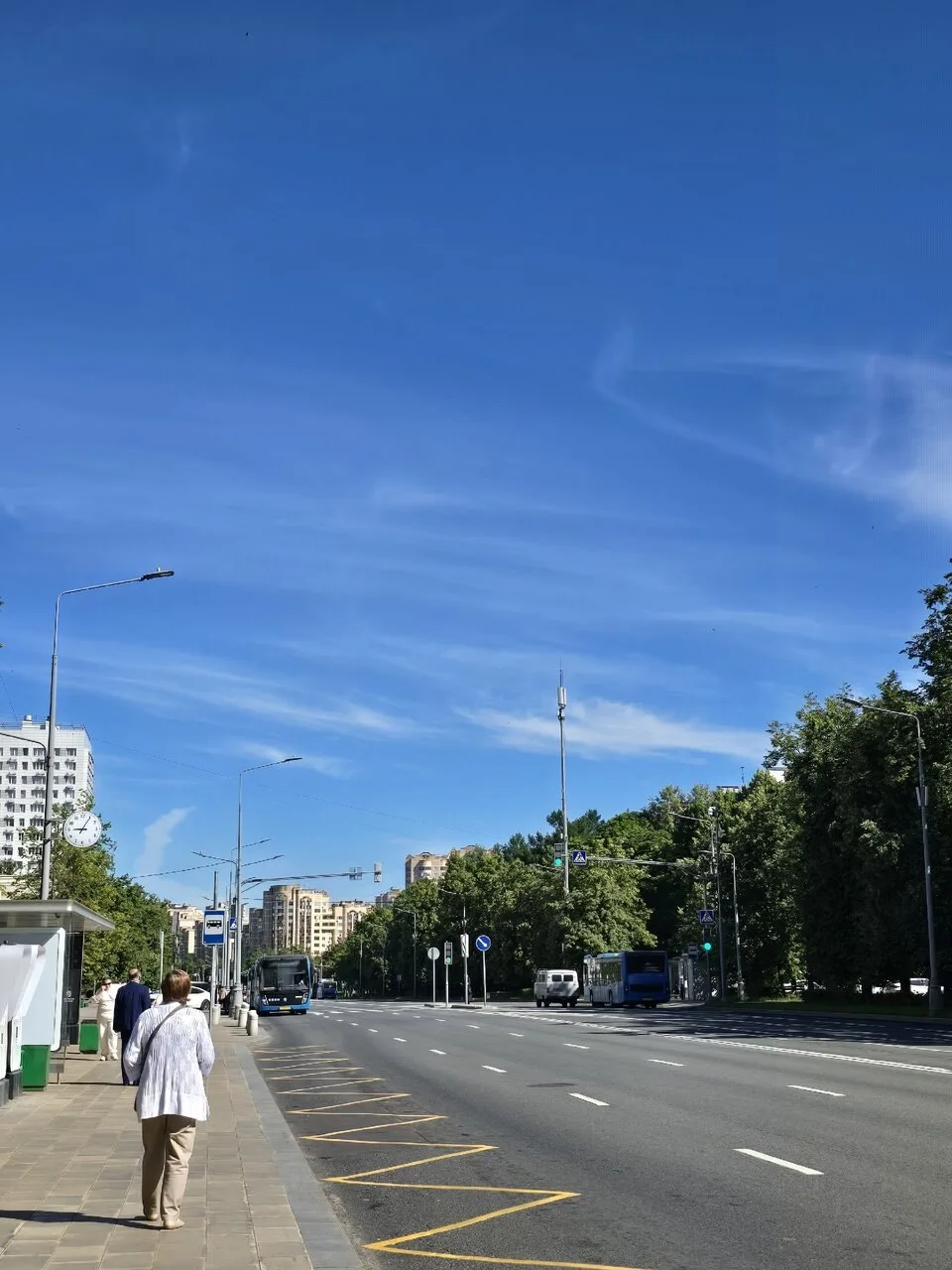 Сегодня небо рисует нам вот такое 🌤 Легкие облачка.

Присылайте свои кадры нашего города 📷

#любим