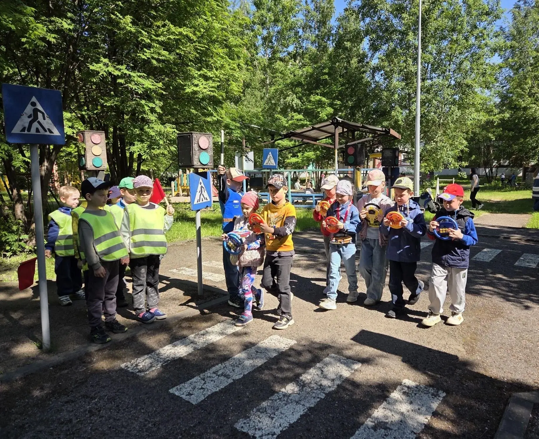 Безопасное лето: ПДД на асфальте 🚦Летняя оздоровительная кампания продолжается, и мы не забываем о 