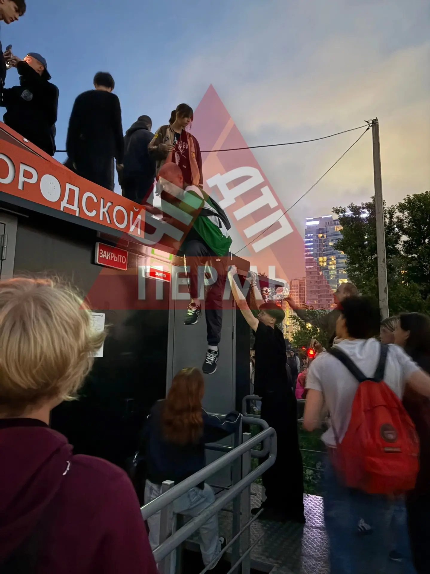 От подписчиков 

А потом мы все дружно удивляемся, почему город становится серым и убитым. День горо