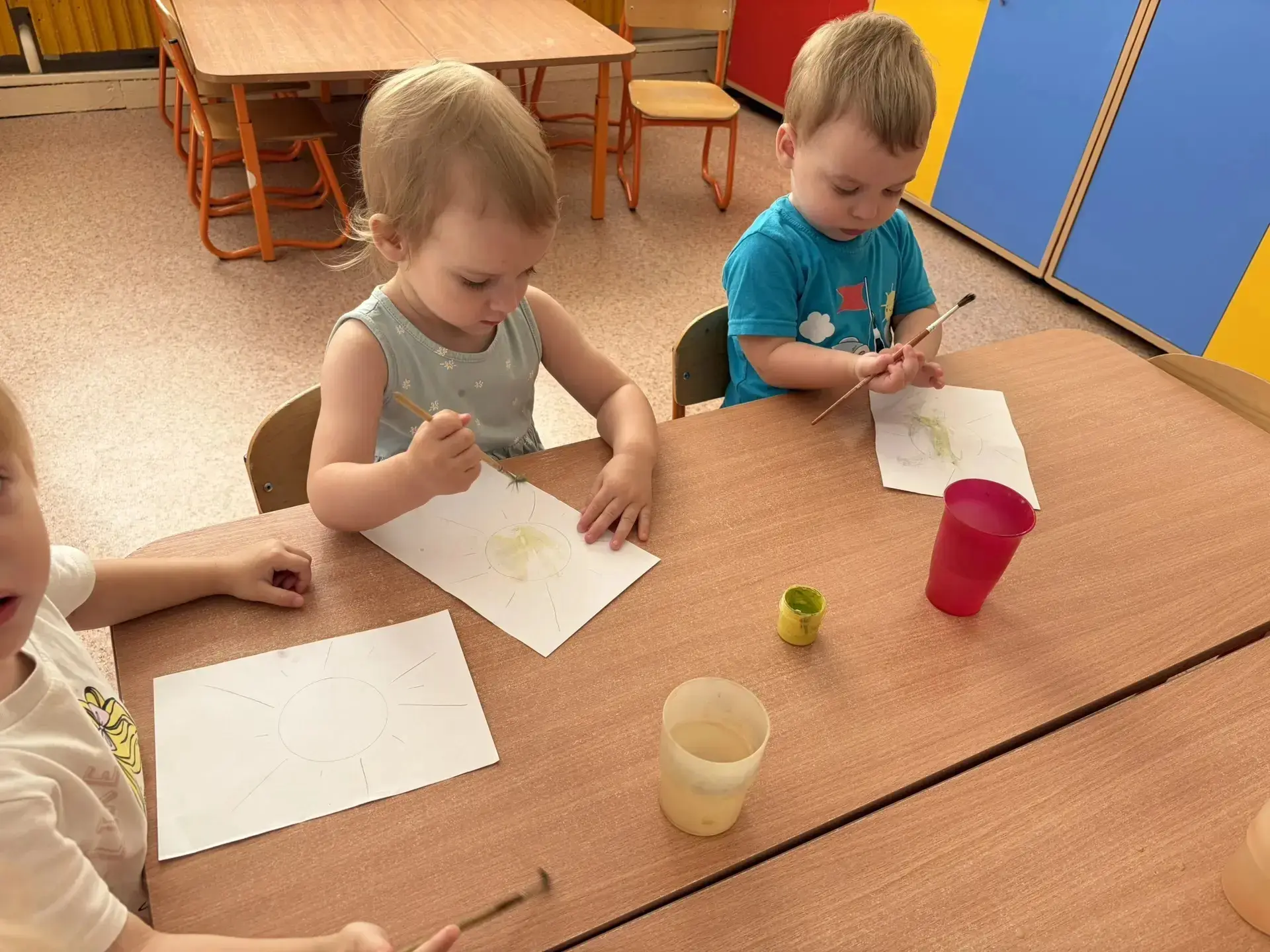 ☀️ Солнечное творчество в группе «Гномики»! 🎨💛
Сегодня наши малыши рисовали самое яркое и теплое л