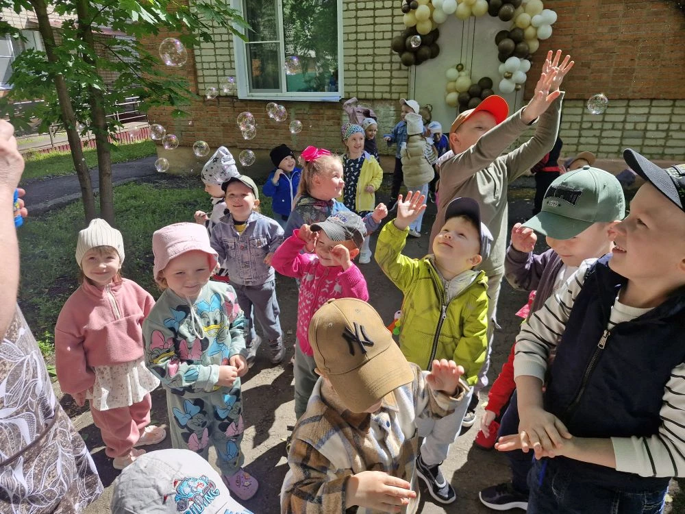 Вот и лето наступило,
Нынче первый день!
Нужный праздник подарило,
Праздник всех детей.

Пусть он бу