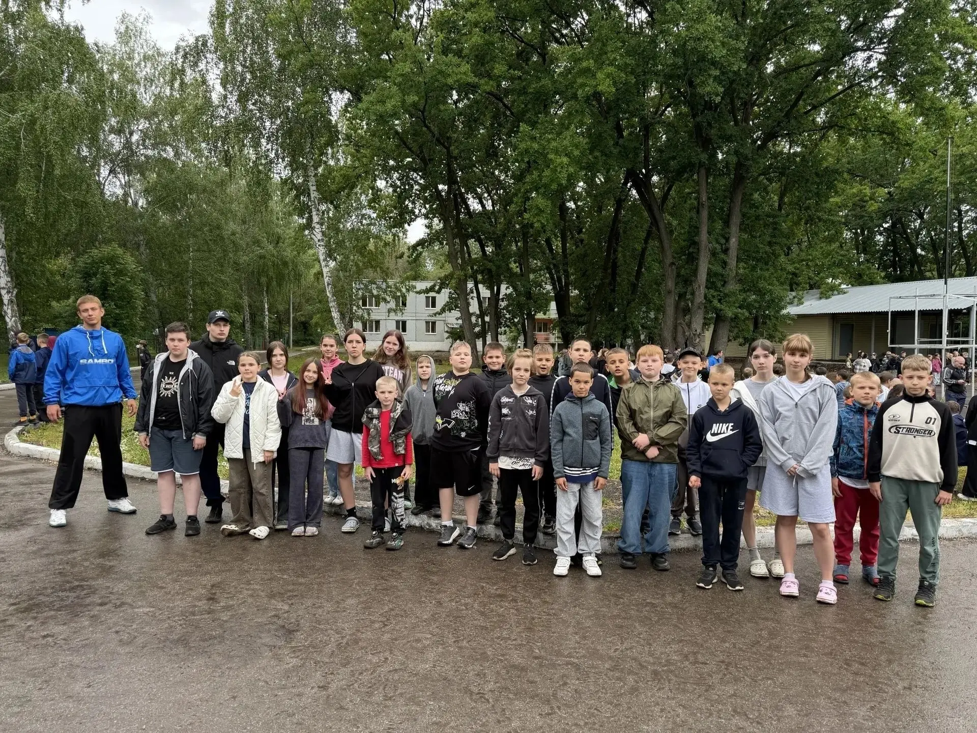 Первый день лета выдался непростым для заезда в загородные лагеря: штормовое предупреждение, дождь, 