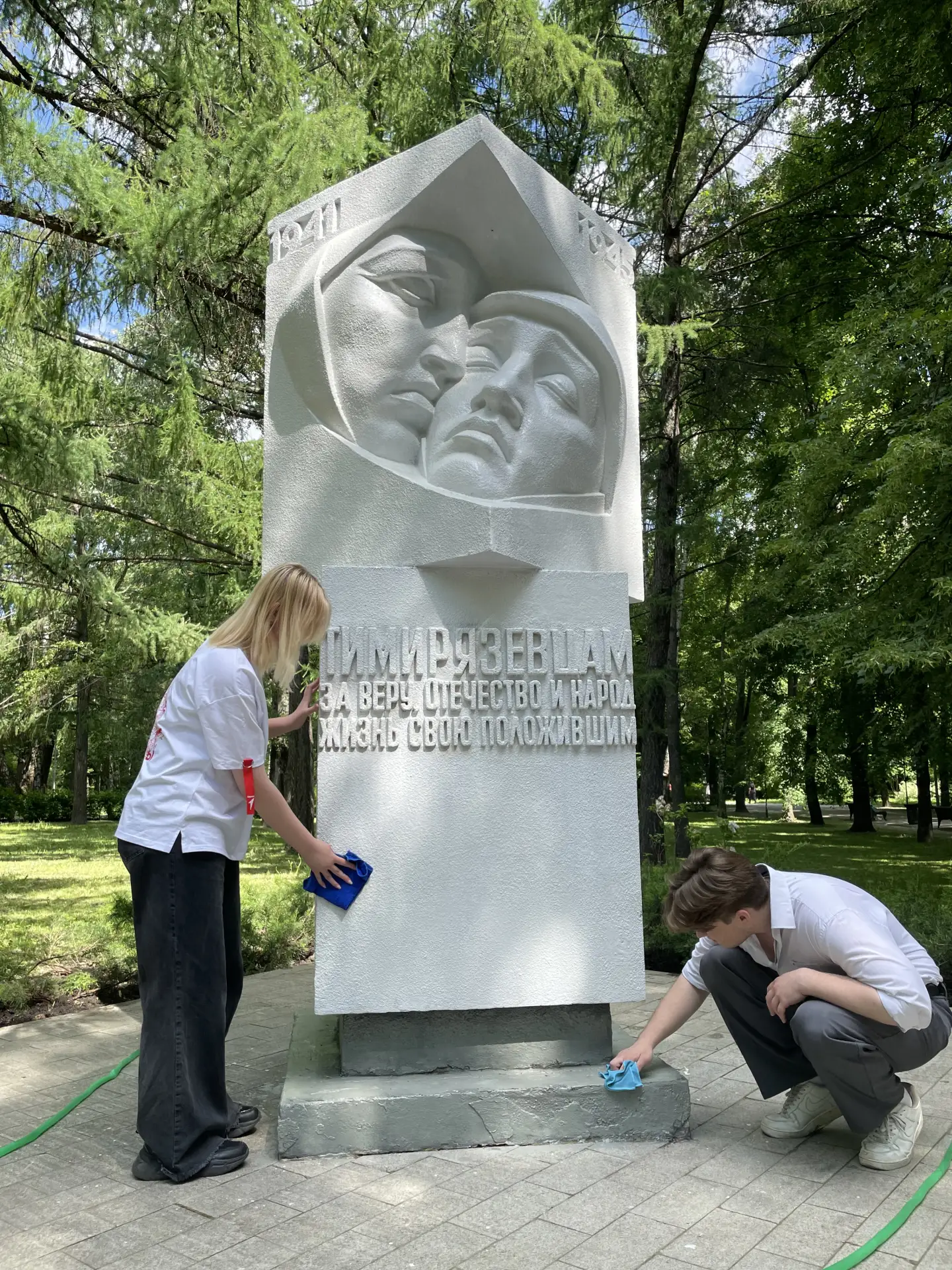 Пока мы помним — подвиг живёт

🇷🇺 Студенты КСУ №10 приняли участие в мемориально-патронатной акции
