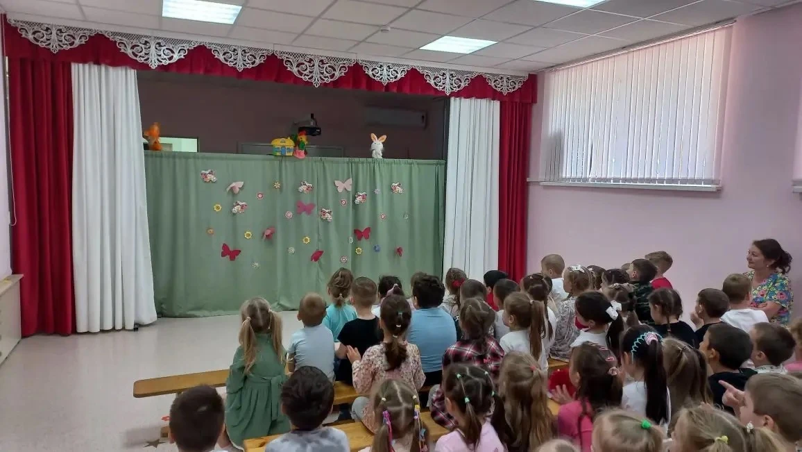 У нас в детском саду происходит волшебство: каждую неделю ребят ждёт захватывающее представление кук