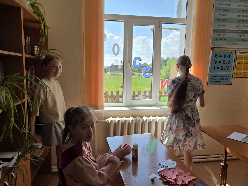 Акция «Окна России» 🇷🇺

Сегодня, в преддверии праздника День России, наши дети вместе с замечатель