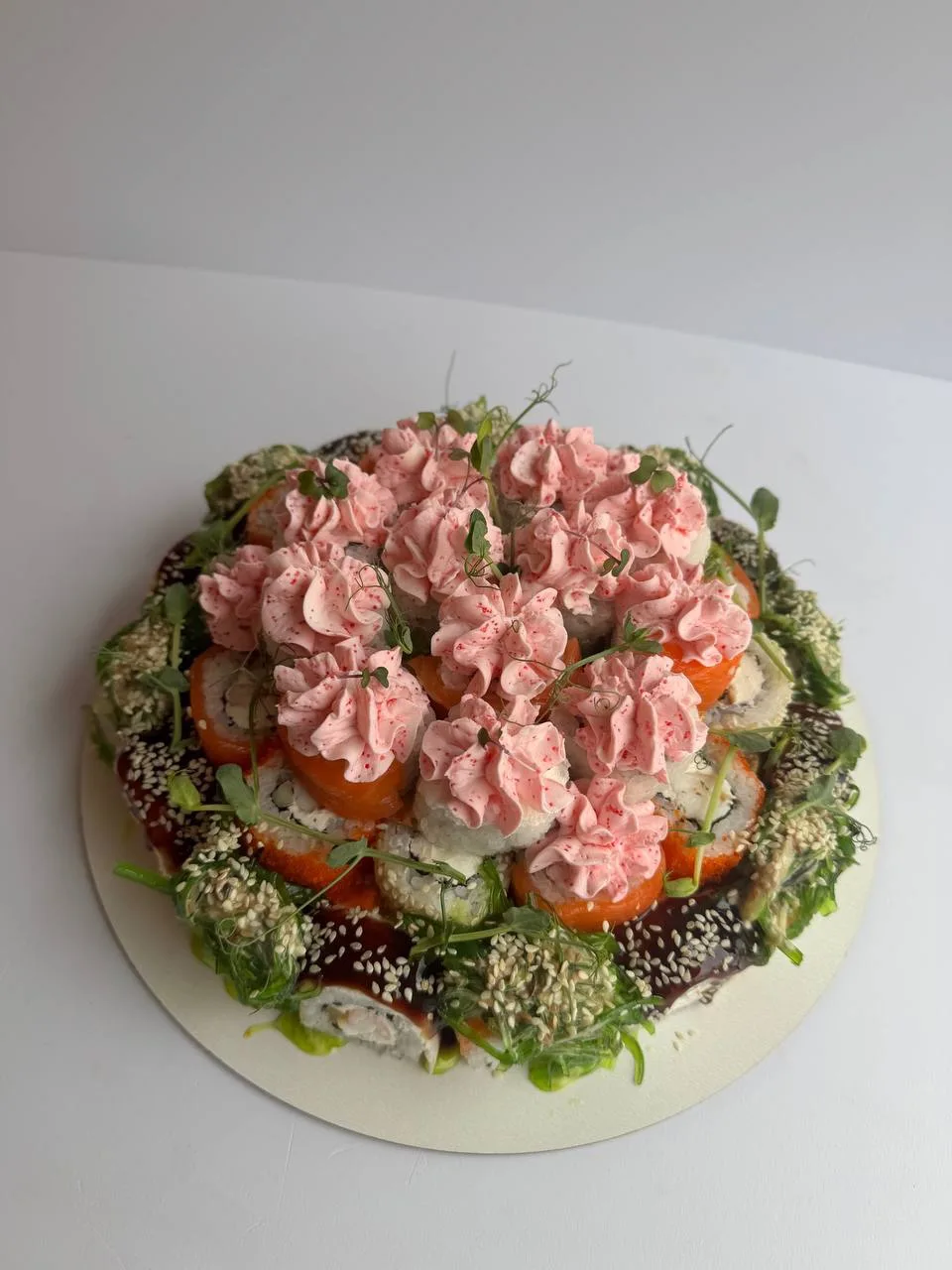 Красиво и вкусно начали этот день! 
♥️Торт из роллов♥️
1.Филадельфия ореховая
2.Филадельфия с кревет