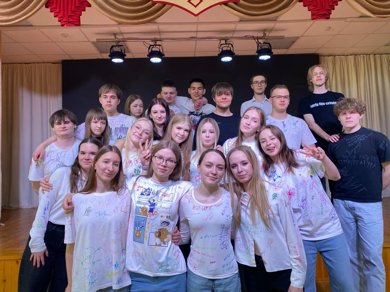 🎨Раскрашивание футболок перед Последним звонком в 9 и 11 классах — это потрясающая современная трад