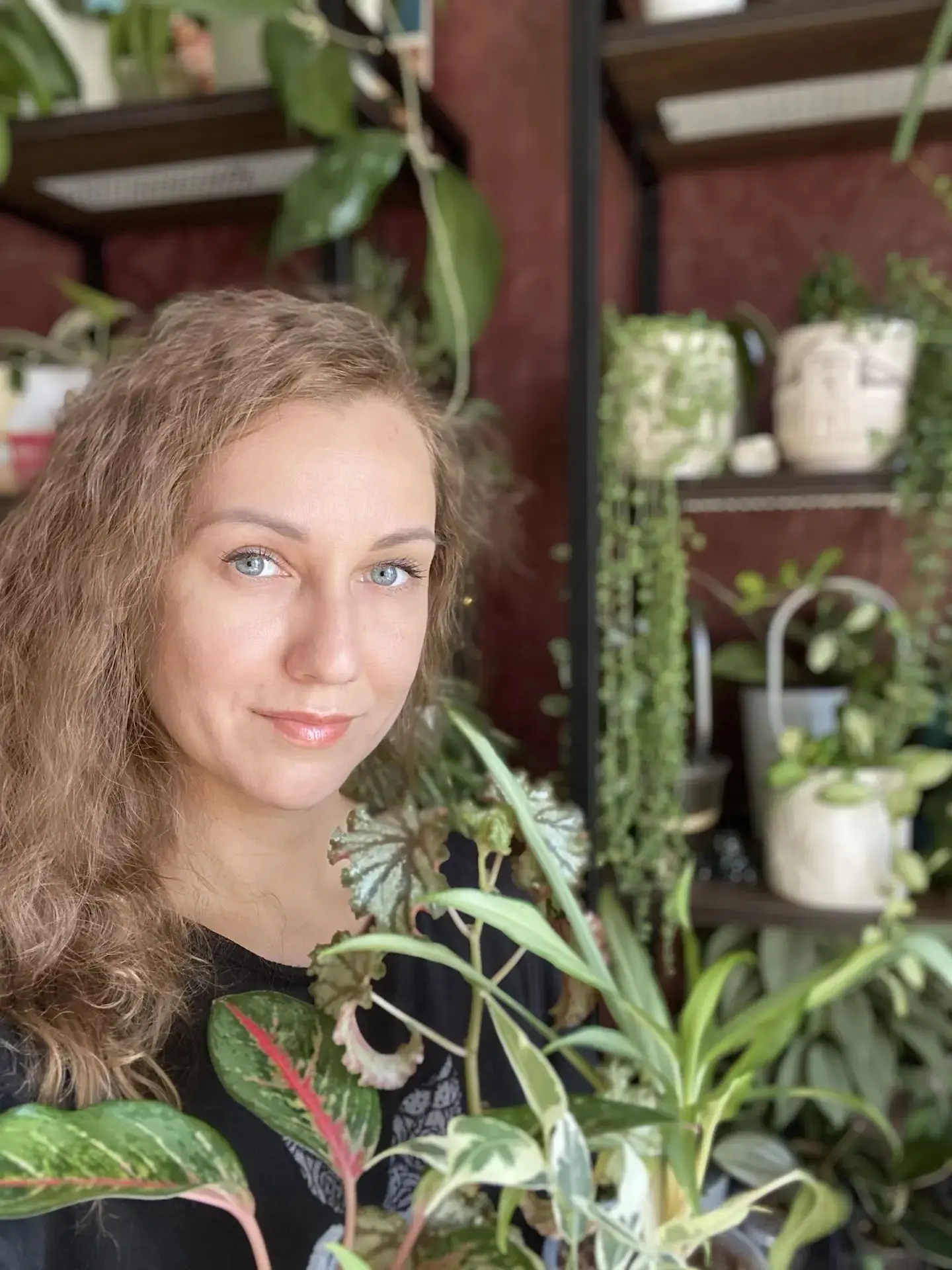 Привет! ✌🏼
Я - Анна, и я очень рада снова приветствовать вас на выставке от «ЭкзоМания» 💚 

Так зд