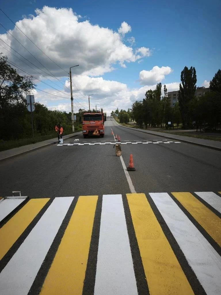 Специалисты повышают уровень безопасности дорожного движения в Брянке
На участке трассы Михайловка –