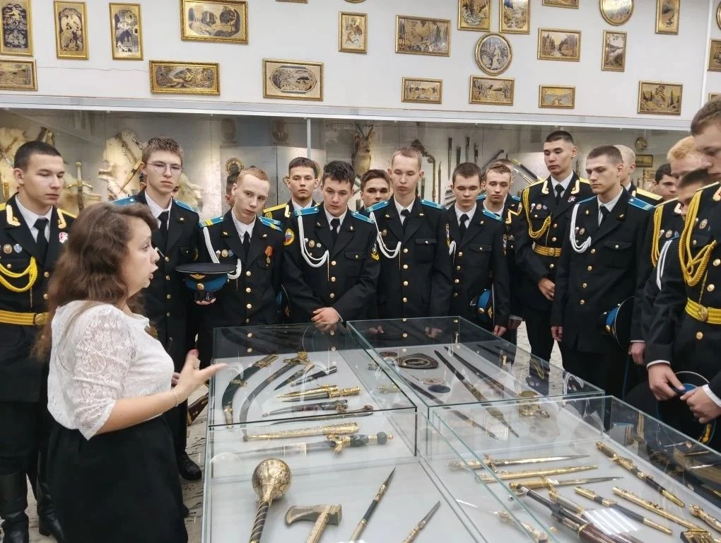 Сегодня кадеты нашей школы посетили музей Златоустовской оружейной фабрики. Ребята с интересом осмат