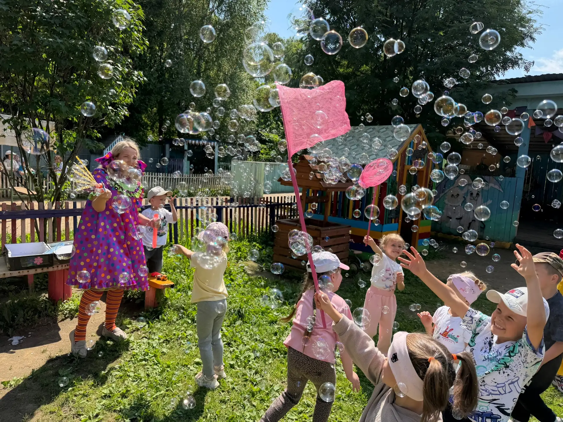 Какое же лето без мыльных пузырей! ☀️
Сегодня ребята из детского сада «Сказка» отправились в необыкн