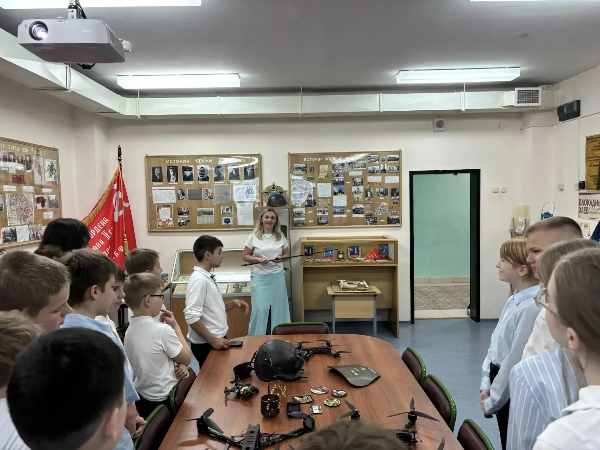 🇷🇺В школьном краеведческом музее "Нахабинской гимназии № 4 имени Героя Российской Федерации А. В. 