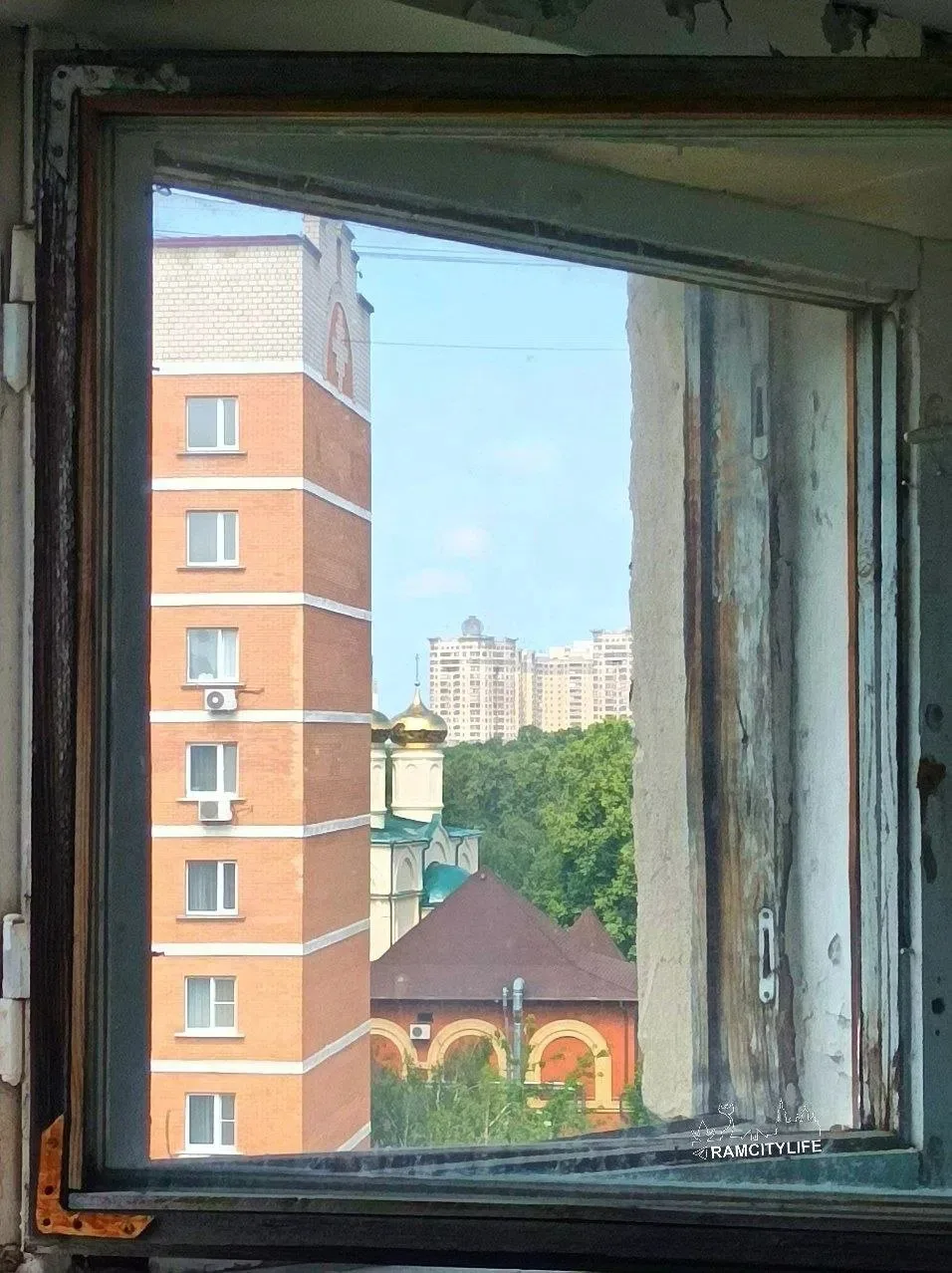 А из чьего-то окна.. Видно не всё, но тоже интересно :)

Фото: t.me/ramcitylife

Добавляйте сделанны