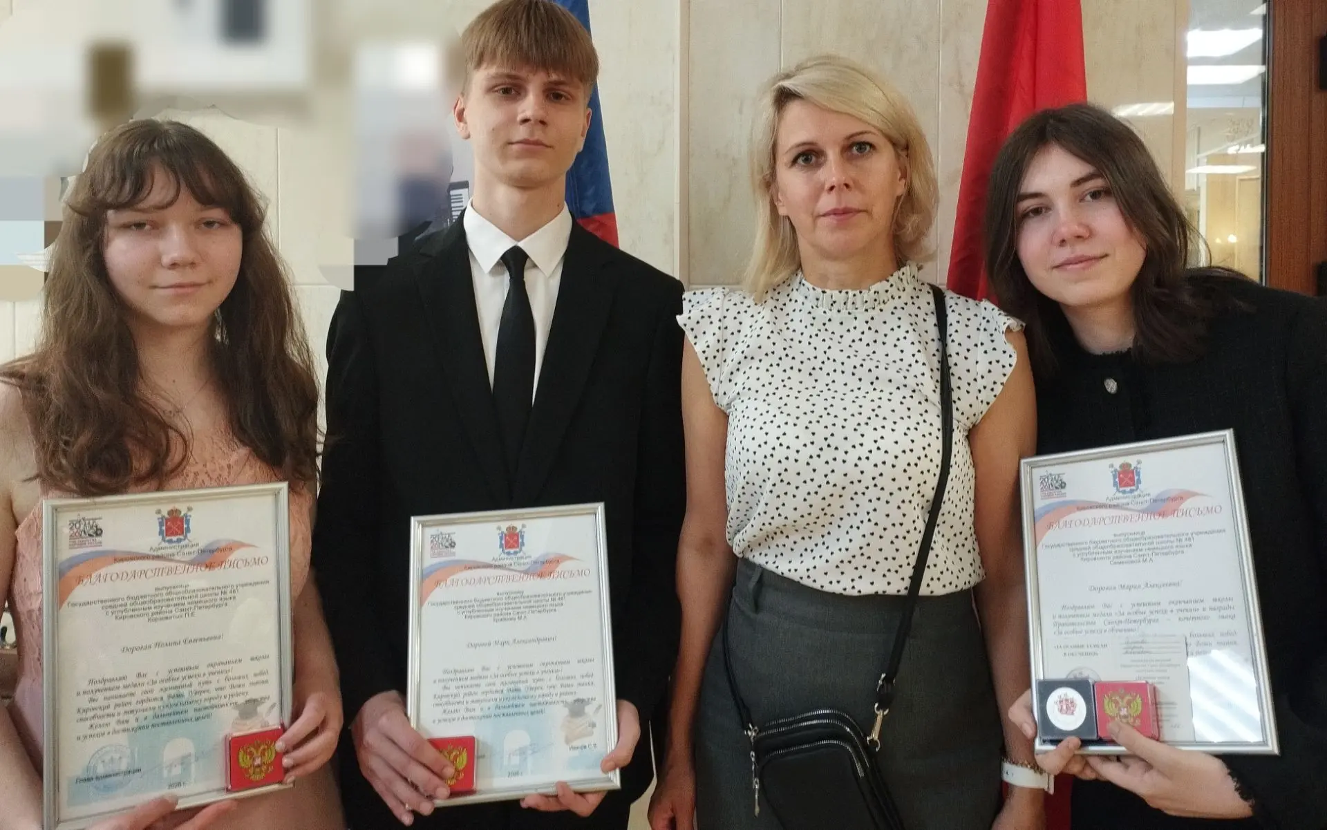 30 июня во Дворце детского и  юношеского творчества Кировского района чествовали выпускников школ, д